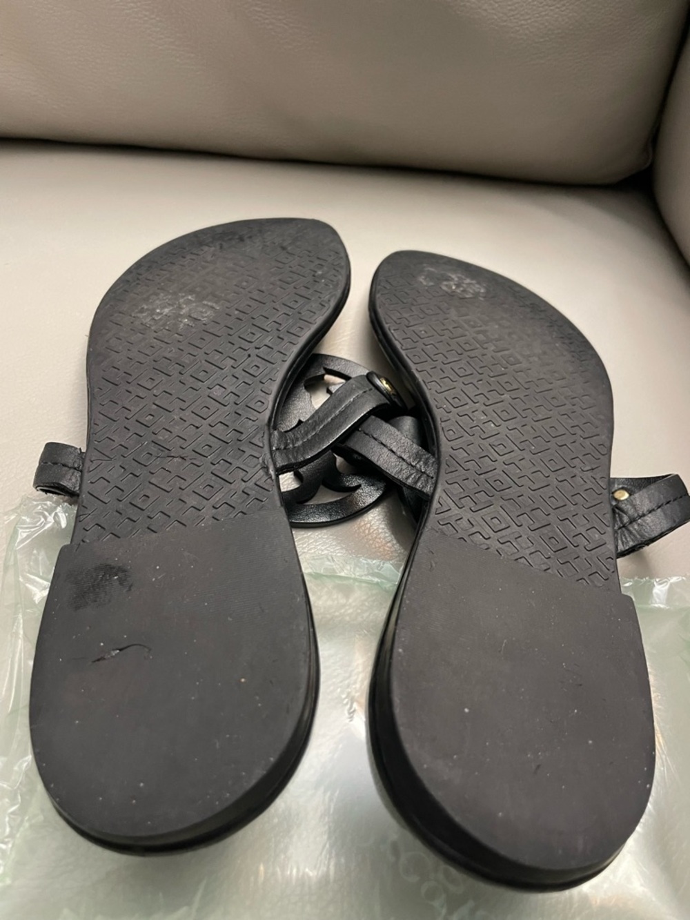Tory Burch Black Leather Logo Thong Sandals with Gold Studs Sz.9.5 - Picture 7 of 8